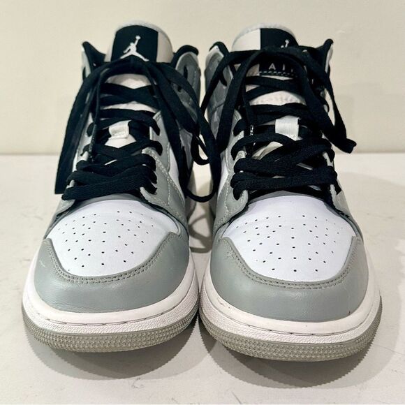 Nike Air Jordan 1 Mid Light Smoke Gray 2020 [554724-092] size 7 - Picture 4 of 12